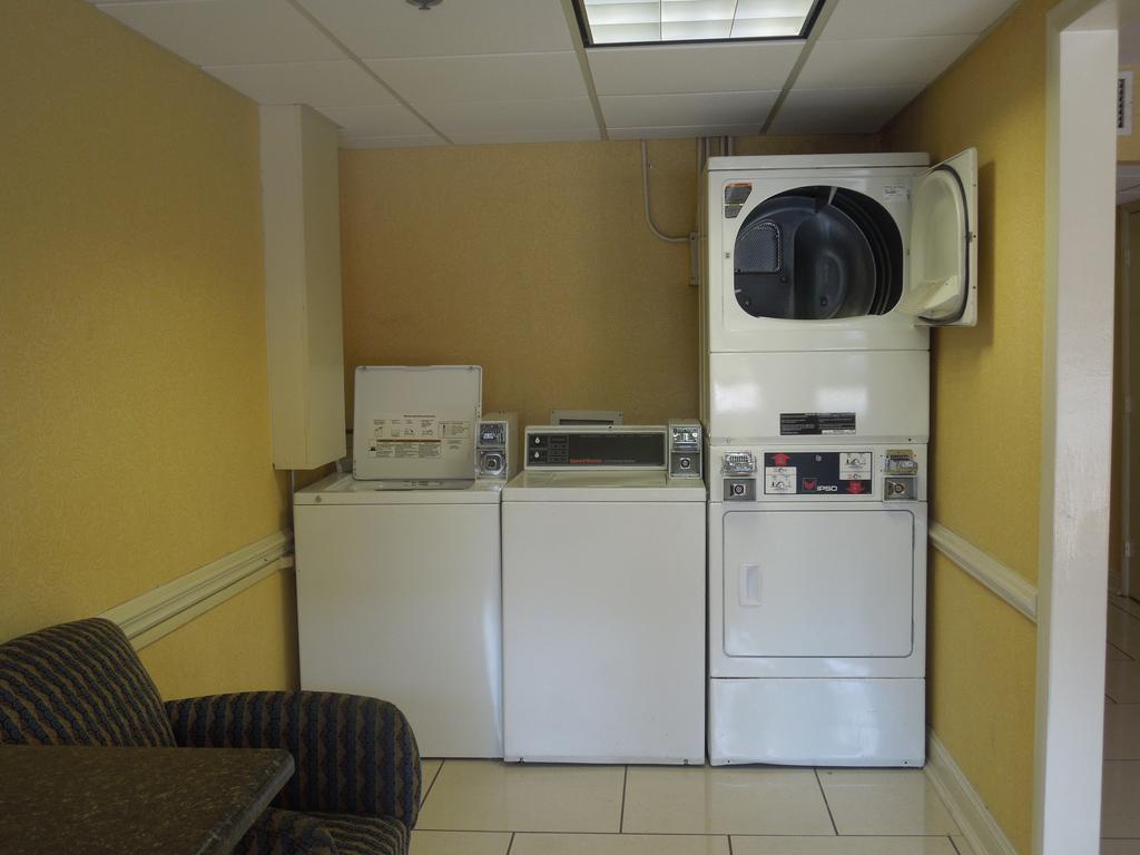 Baymont By Wyndham Fayetteville Fort Bragg Area Bagian luar foto