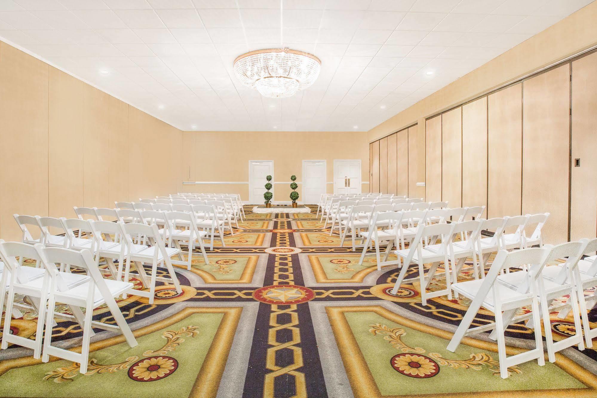 Baymont By Wyndham Fayetteville Fort Bragg Area Bagian luar foto