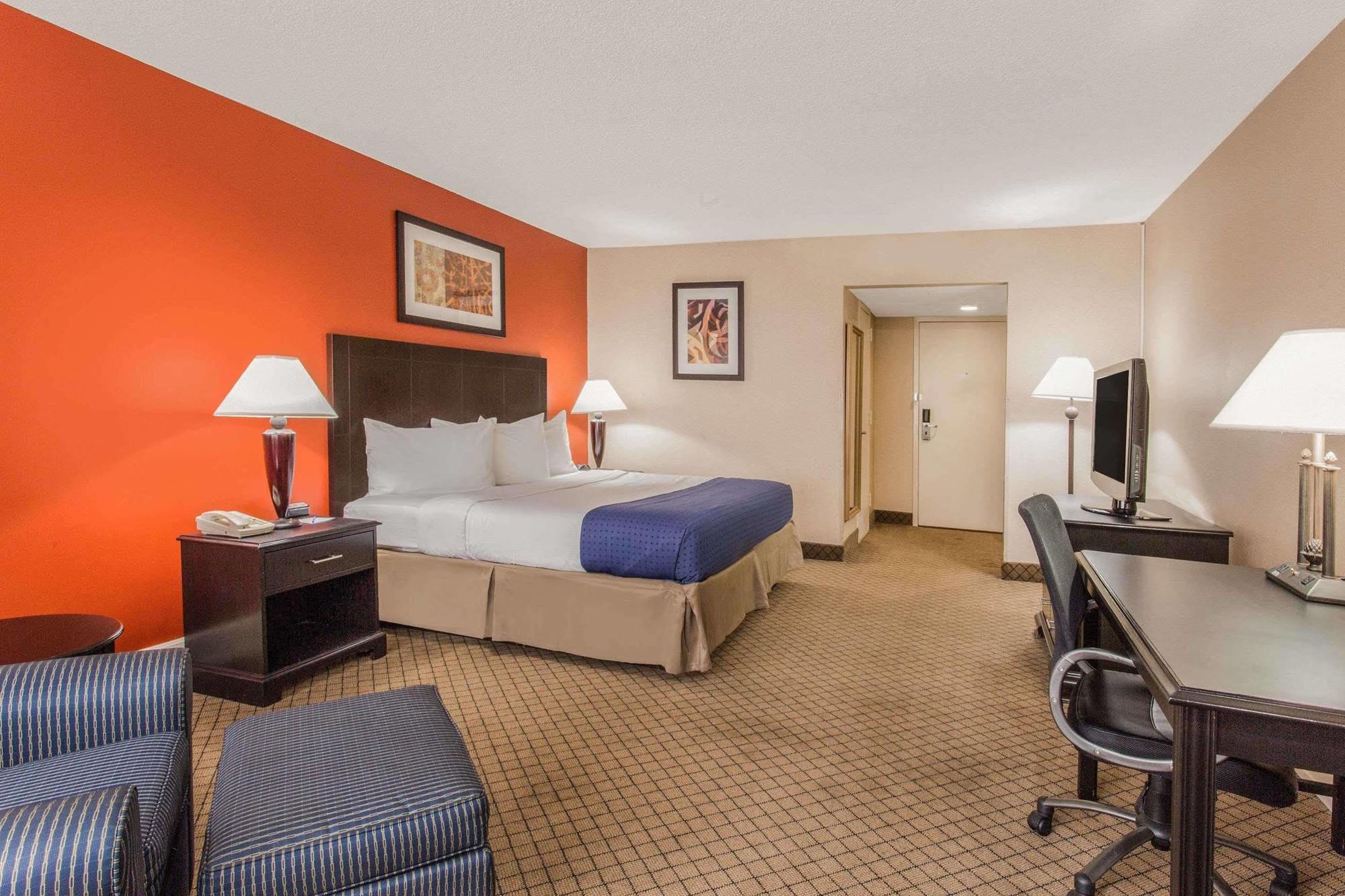 Baymont By Wyndham Fayetteville Fort Bragg Area Bagian luar foto