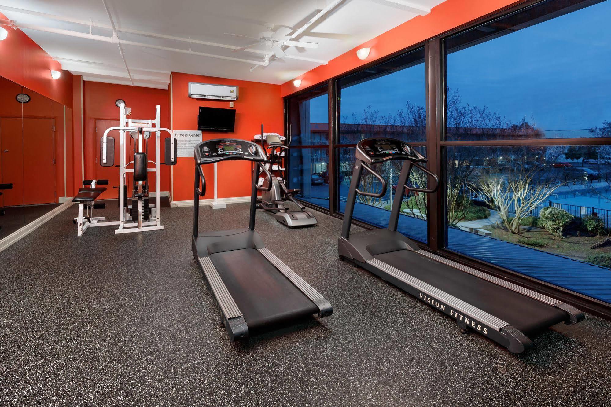 Baymont By Wyndham Fayetteville Fort Bragg Area Bagian luar foto