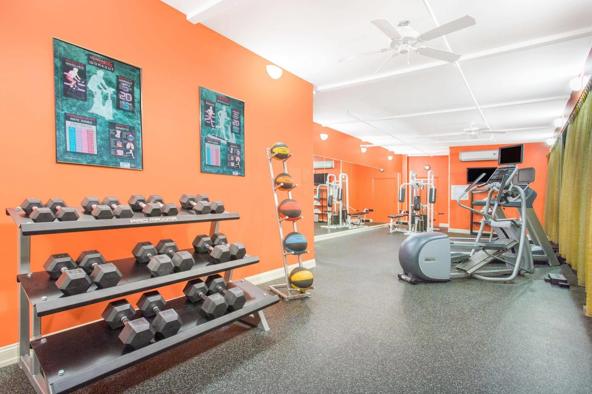 Baymont By Wyndham Fayetteville Fort Bragg Area Bagian luar foto