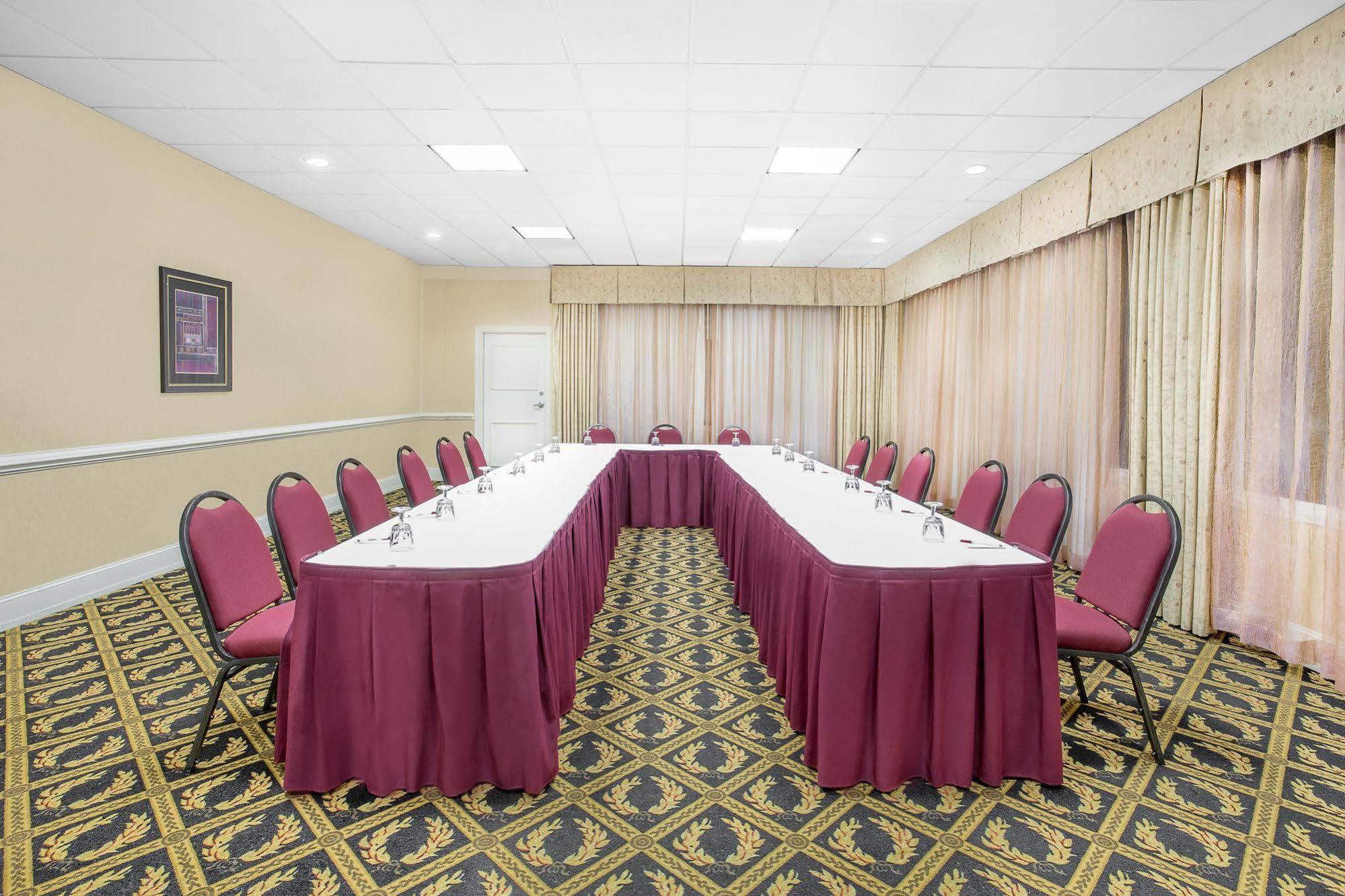 Baymont By Wyndham Fayetteville Fort Bragg Area Bagian luar foto