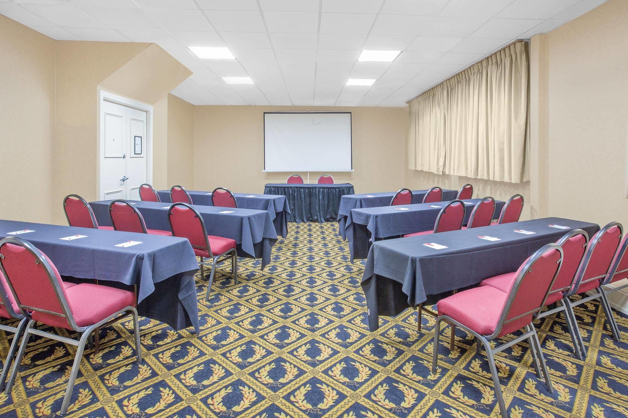 Baymont By Wyndham Fayetteville Fort Bragg Area Bagian luar foto